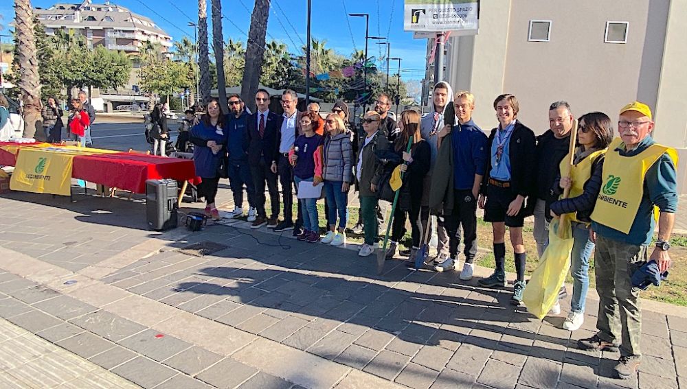 Immagine del gruppo dei volontari di Legambiente  con il presidente AMAP Marco Rotoni alla Festa dell'Albero a PortoSantElpidio