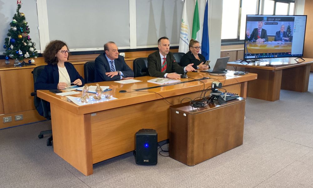 L'immagine ritrae il tavolo dei relatori con, da sinistra, la dirigente Pasquini, il Direttore Bordoni, il Presidente Rotoni e la collega Di Sebastiano
