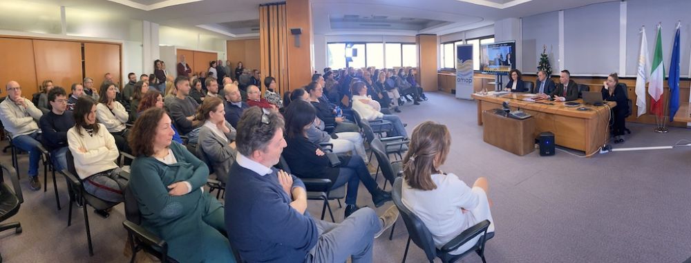 Immagine della sala durante il meeting, con i numerosi partecipanti