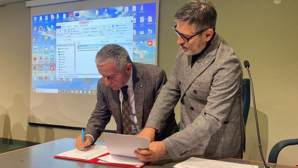 Nell'immagine è ritratto il Vicepresidente AMAP Frontini mentre firma il contratto