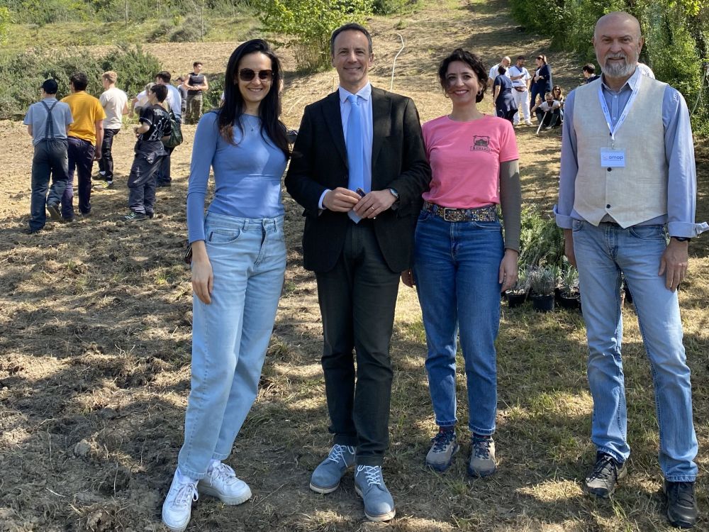 L'immagine ritrae il presidente Rotoni e il tecnico di AMAP Testa con Lucia Paci del Gruppo Atena e Alessandra Serallegri, docente dell'IIS Cecchi di Pesaro