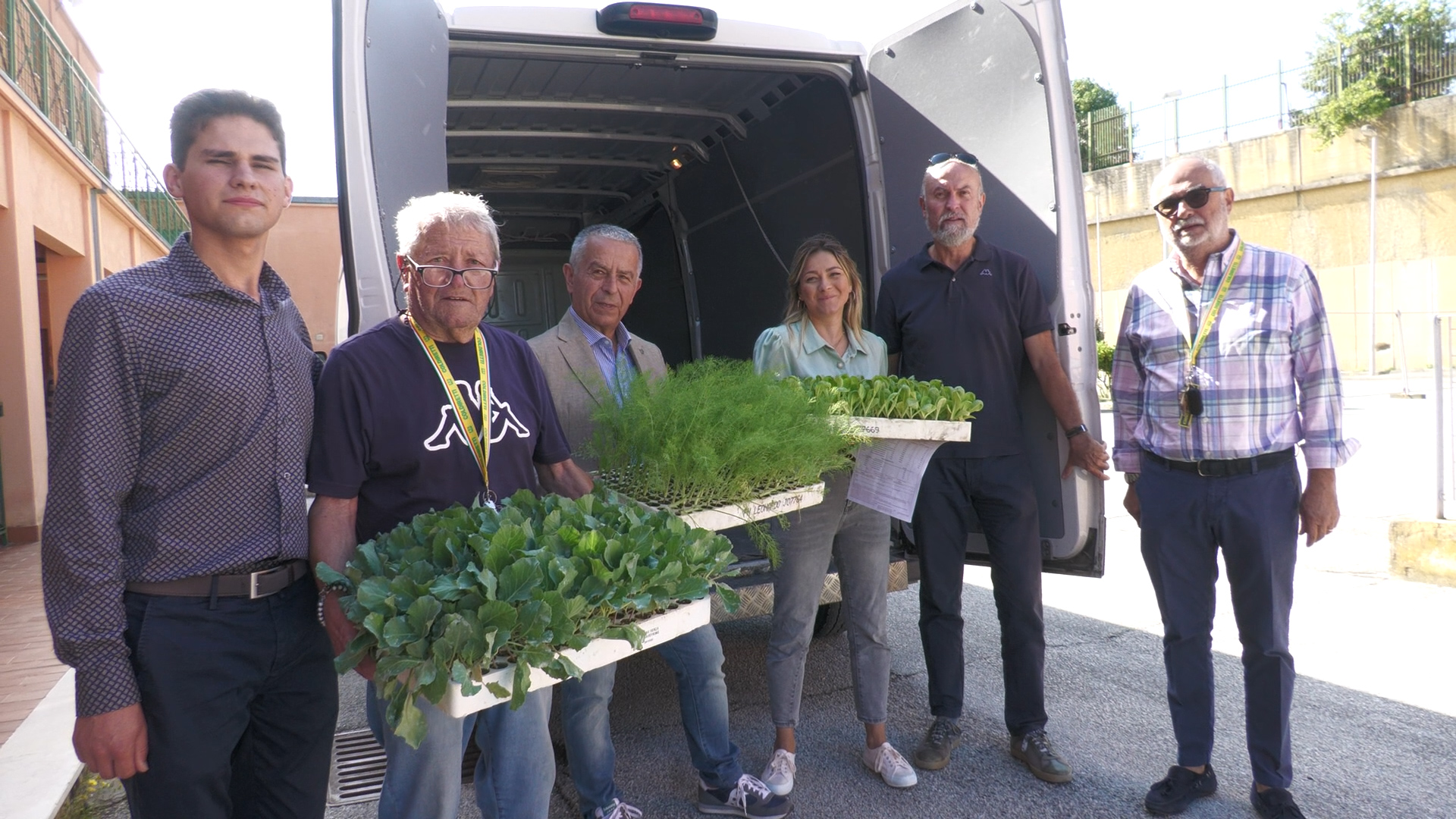 Immagine dei promotori del progetto al momento della consegna delle piante