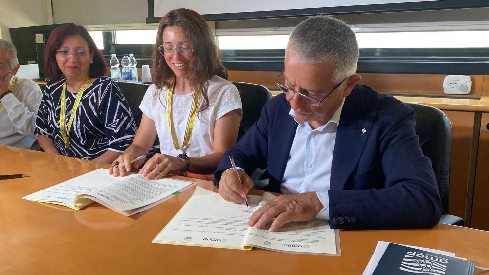 L'immagine ritrae il vice presidente AMAP Renato Frontini e la presidente Coldiretti Marche Maria Letizia Gardoni che firmano il protocollo