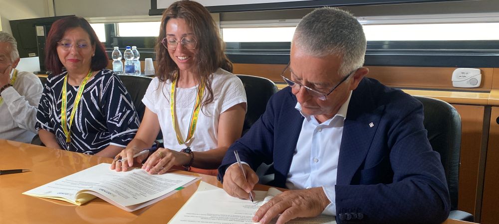 L'immagine ritrae il vice presidente AMAP Renato Frontini e la presidente Coldiretti Marche Maria Letizia Gardoni che firmano il protocollo