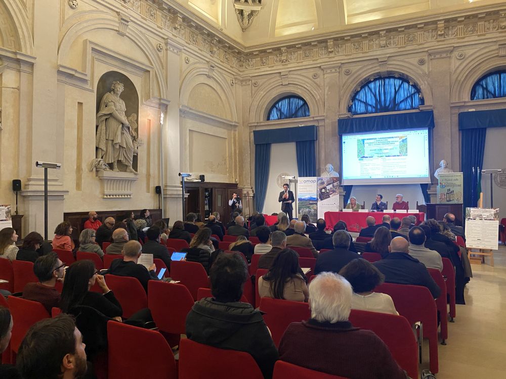 Immagine della sala con panoramica sui presenti al convengo e tavolo dei relatori