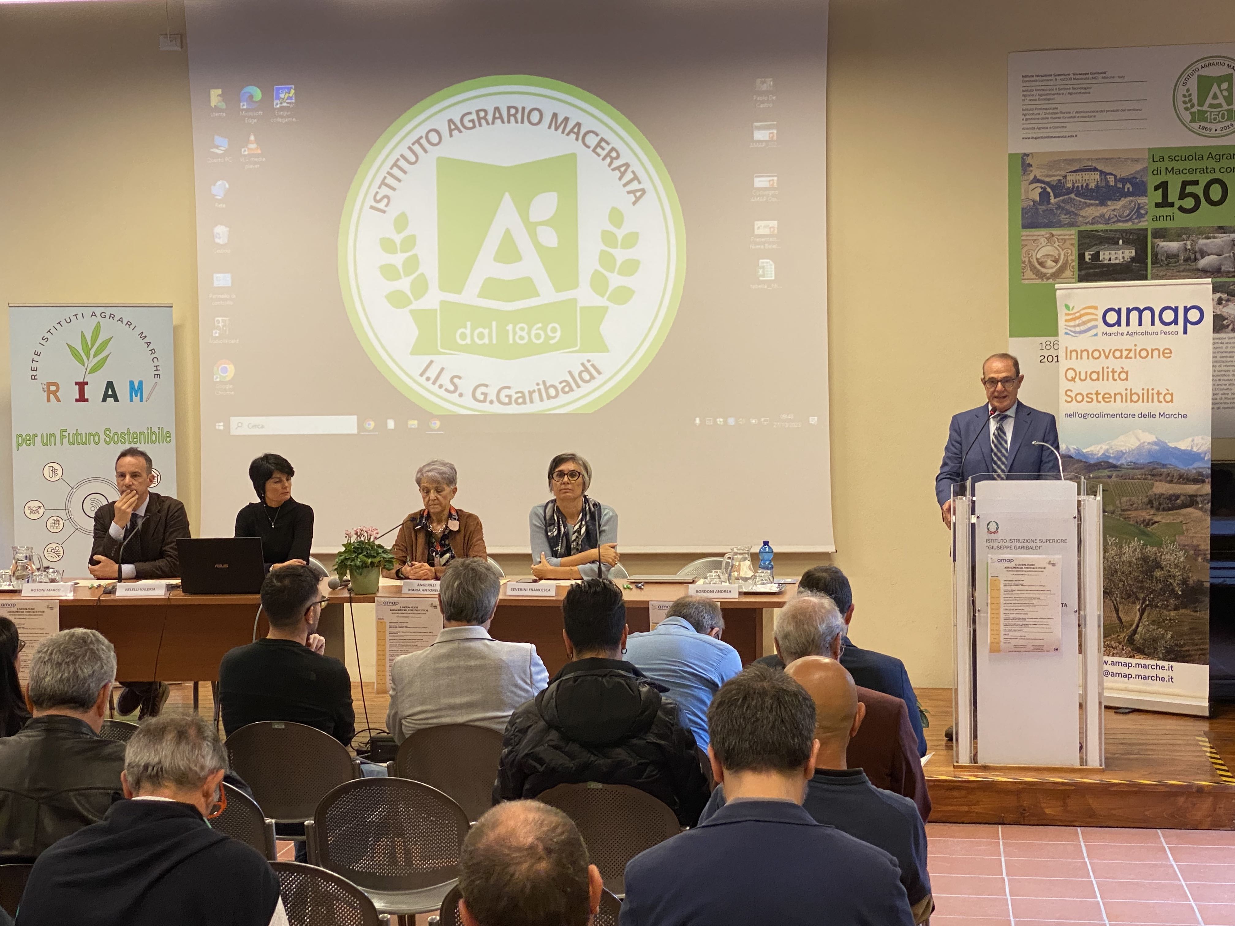 Immagine della sala con i relatori del convegno e il Direttore AMAP che introduce l'argomento