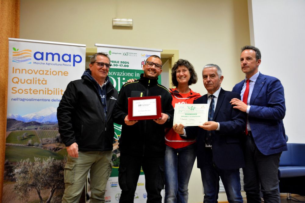 L'immagine ritrae il vincitore del campionato Edoardo Dottori mentre viene premiato dal presidente dell'AMAP, Rotoni, dal vicepresidente Frontini e dal presidente di giuria Barbara Alfei