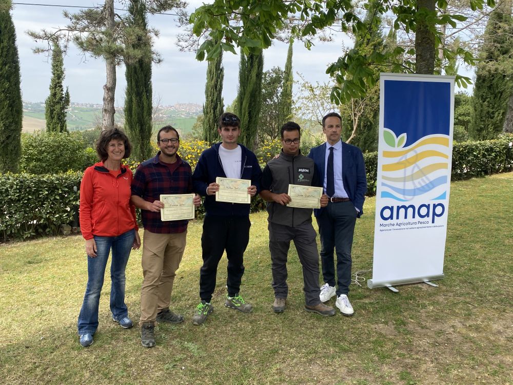 L'immagine ritrae i vincitori del concorso con il presidente dell'AMAP, Rotoni, e il presidente della giuria Barbara Alfei