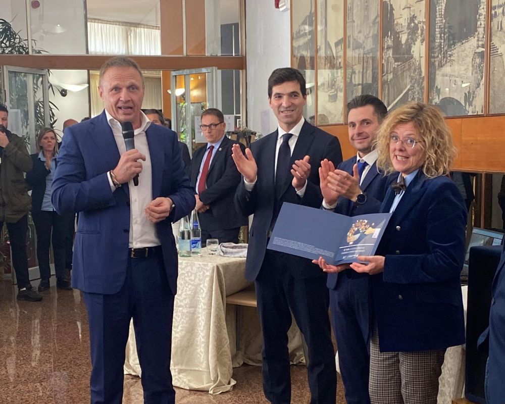 L'immagine ritrae il ministro Lollobrigida mentra parla al momento della premiazione