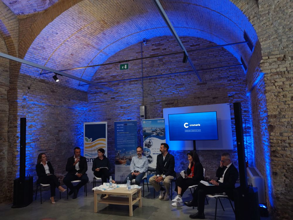 I relatori della terza sessione del workshop riuniti durante la tavola rotonda moderata da Costantini L'immagine ritrae i relatori della terza sessione del workshop riuniti durante la tavola rotonda moderata da Costantini