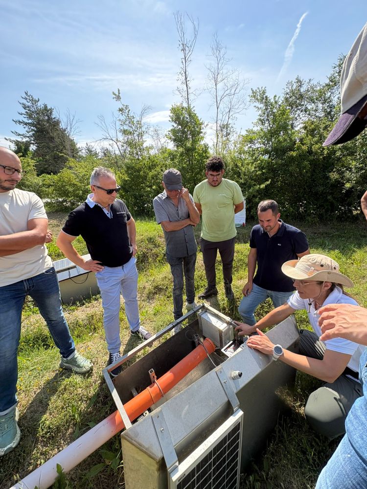 I partecipanti osservano il funzionamento dei dispositivi sperimentali illustrati dai ricercatori di ARCA presso l’area pilota AMAP del progetto AINATURE L'immagine ritrae i partecipanti mentre osservano il funzionamento dei dispositivi sperimentali illustrati dai ricercatori di ARCA