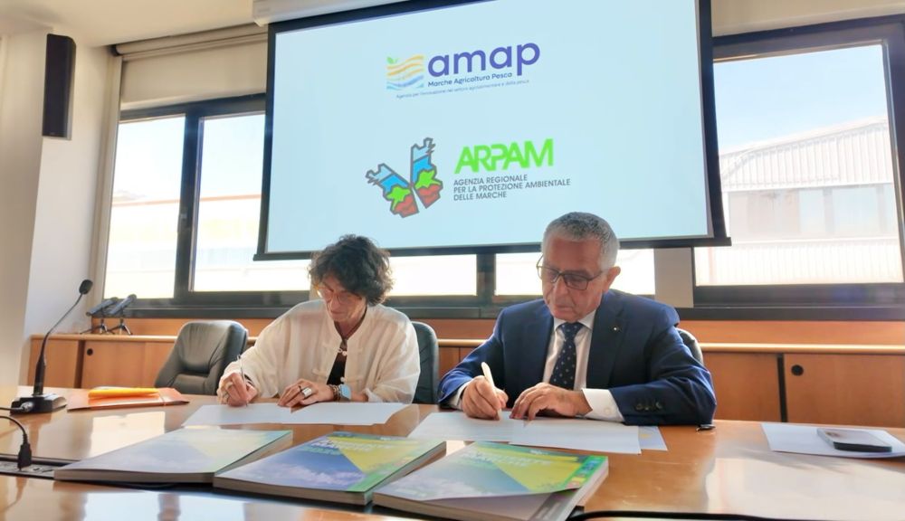 Il Presidente di AMAP, Renato Frontini, e la Direttore generale di ARPAM, Ing. Rossana Cintoli al momento della firma L'immagine ritrae il Presidente di AMAP, Renato Frontini, e la Direttore generale di ARPAM, Ing. Rossana Cintoli al momento della firma