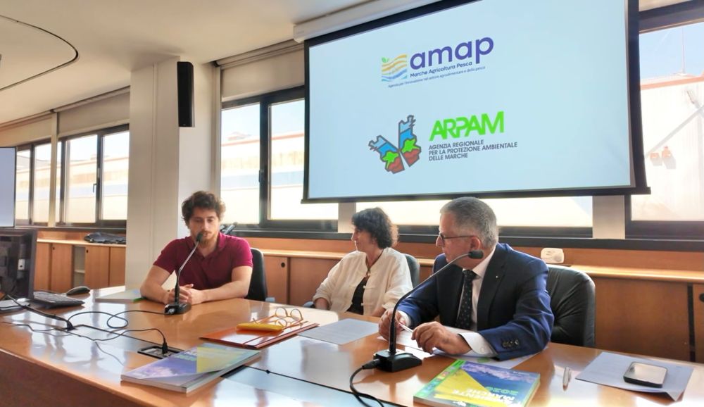 Un rappresentante dell'Agenzia illustra gli obiettivi del progetto europeo AiNature e le finalità della collaborazione L'immagine ritrae un rappresentante dell'Agenzia mentre illustra gli obiettivi del progetto europeo AiNature e le finalità della collaborazione