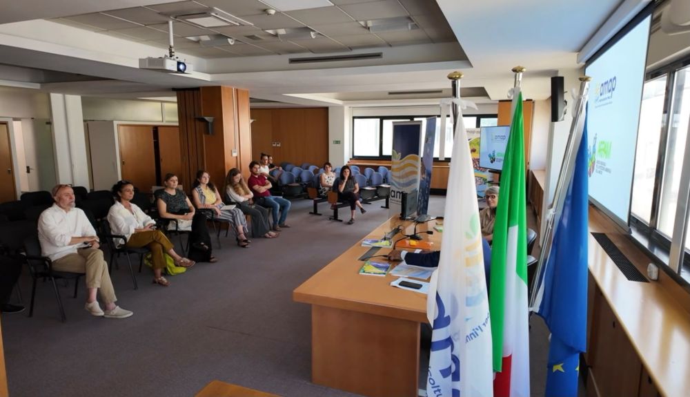 I partecipanti alla sottoscrizione dell'Accordo Quadro di collaborazione istituzionale tra AMAP e ARPAM, presso la sede centrale di AMAP ad Osimo. L'immagine ritrae la platea dei partecipanti all'evento presso la sede centrale di AMAP ad Osimo.