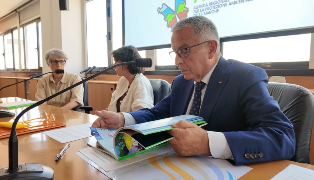 Il Presidente di AMAP Renato Frontini, il direttore generale di ARPAM ing. Rossana Cintoli, il direttore di AMAP Francesca Severini L'immagine ritrae il Presidente di AMAP Renato Frontini, il direttore generale di ARPAM ing. Rossana Cintoli, il direttore di AMAP Francesca Severini