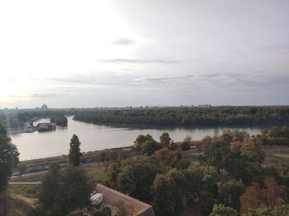 Vista panoramica dell'unione del fiume Saba con il Danubio, a Belgrado L'immagine ritraemla vista panoramica dell'unione del fiume Saba con il Danubio, a Belgrado