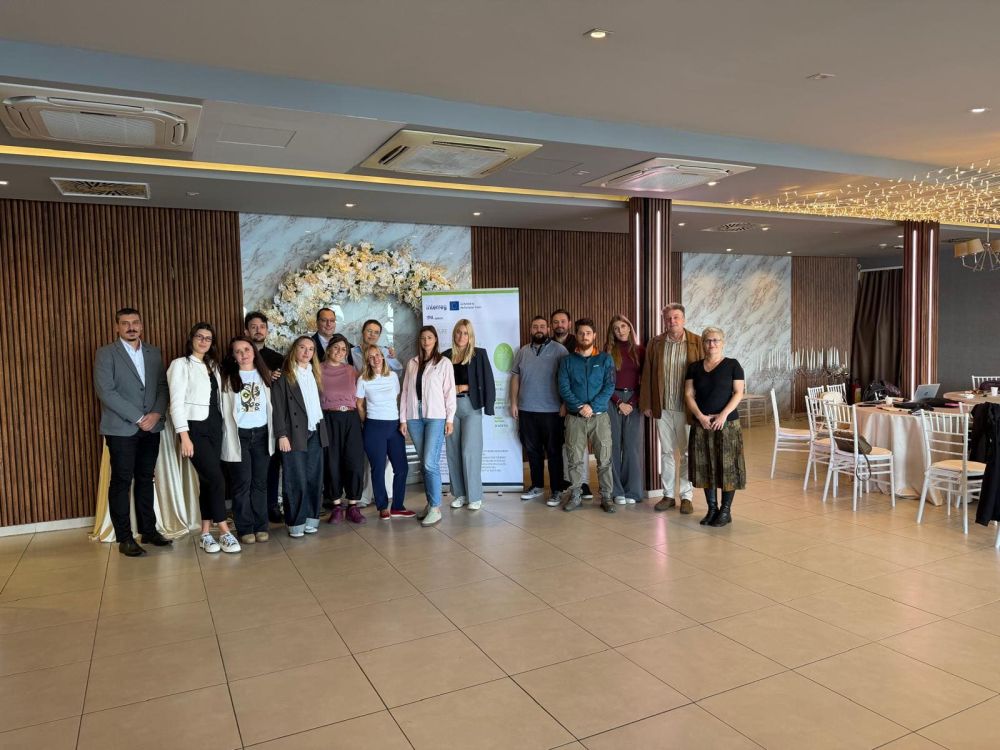 Foto di gruppo dei partner del progetto AINATURE L'immagine ritrae la foto di gruppo dei partner del progetto AINATURE
