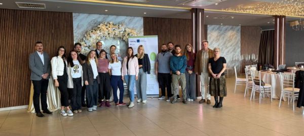 L'immagine ritrae la foto di gruppo dei partner del progetto AINATURE
