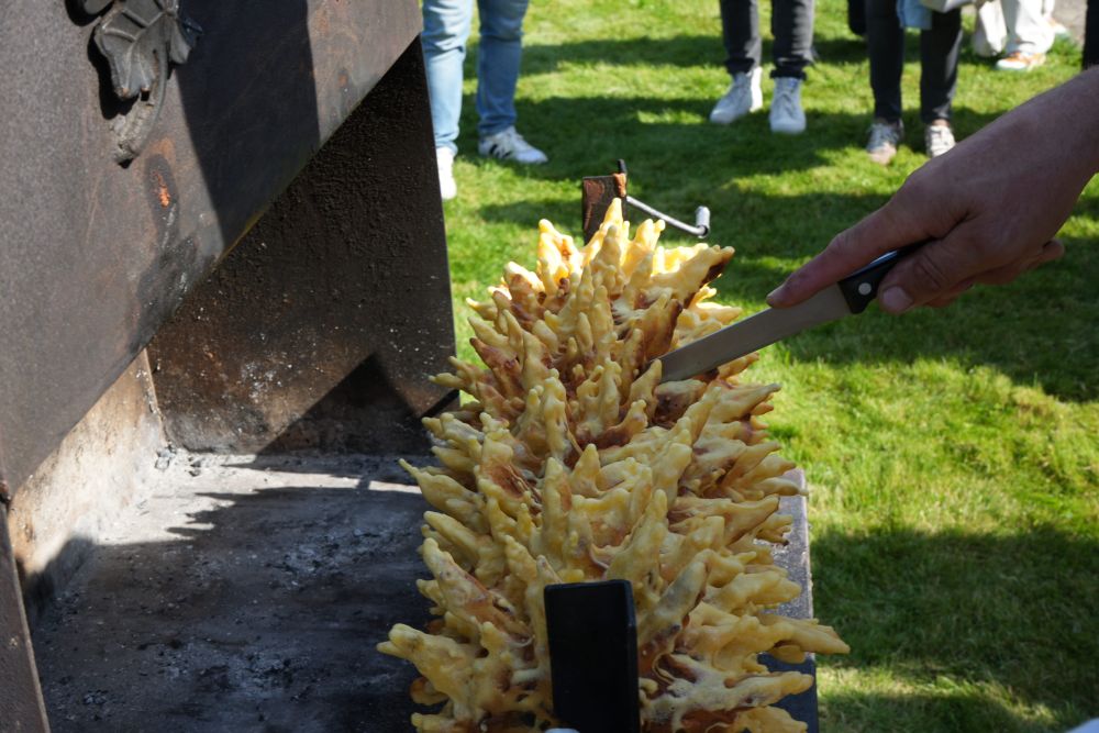 La preparazione dello Šakotis, il dolce tradizionale tipico lituano dalla caratteristica forma di albero L'immagine ritrae la preparazione dello Šakotis, il dolce tradizionale tipico lituano dalla caratteristica forma di albero