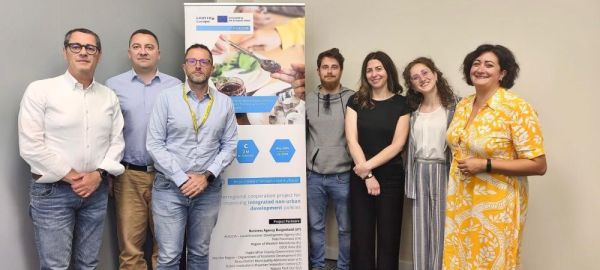 L'immagine ritrae la delegazione marchigiana accanto al poster di FLAVOR