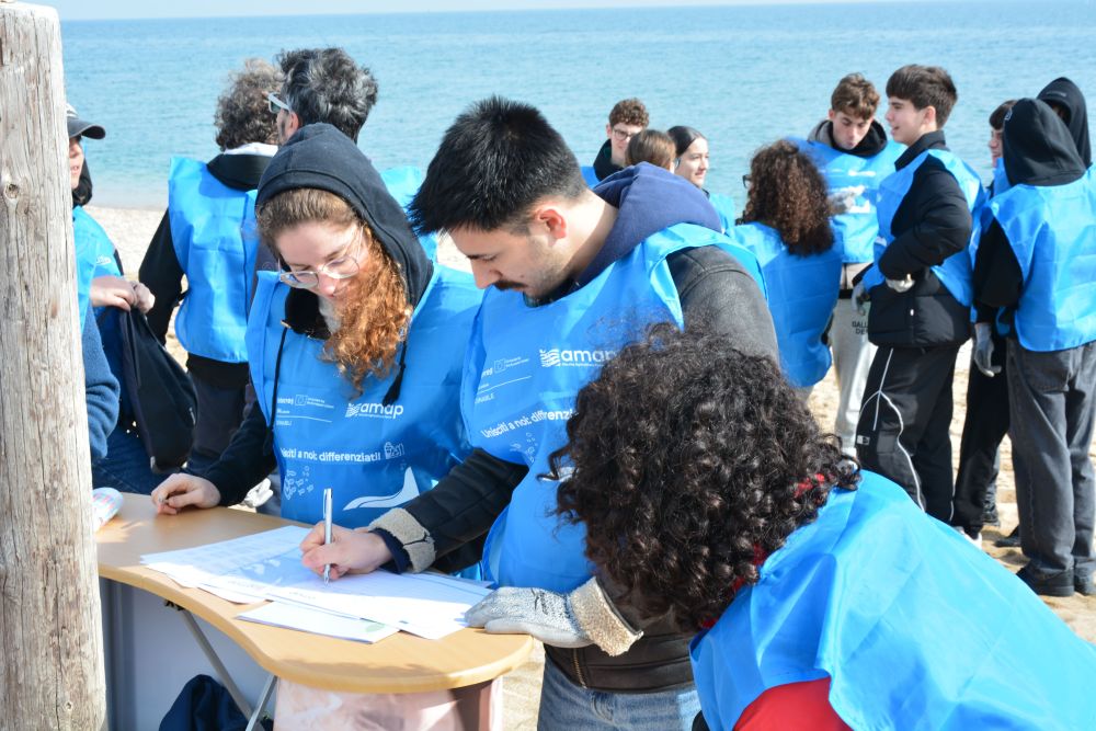 I partecipanti firmano per dare il via all’attività di clean up a Civitanova Marche L'immagine ritrae i partecipanti firmano per dare il via all’attività di clean up a Civitanova Marche