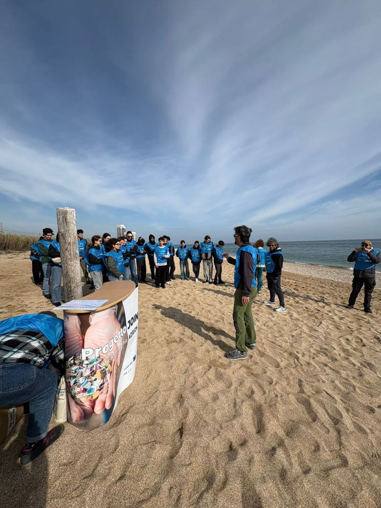 Introduzione dei partecipanti all’attività di clean up con un momento di educazione ambientale a cura del Dott. Marco Cervellini L'immagine ritrae il Dott. Marco Cervellini mentre parla ai partecipanti per l'introduzione alle attività di clean up
