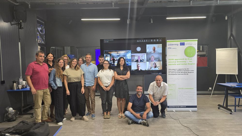 Il team JOINABLE al completo, con i partecipanti presenti in sala e collegati da remoto L'immagine ritrae il team JOINABLE al completo, con i partecipanti presenti in sala e collegati da remoto
