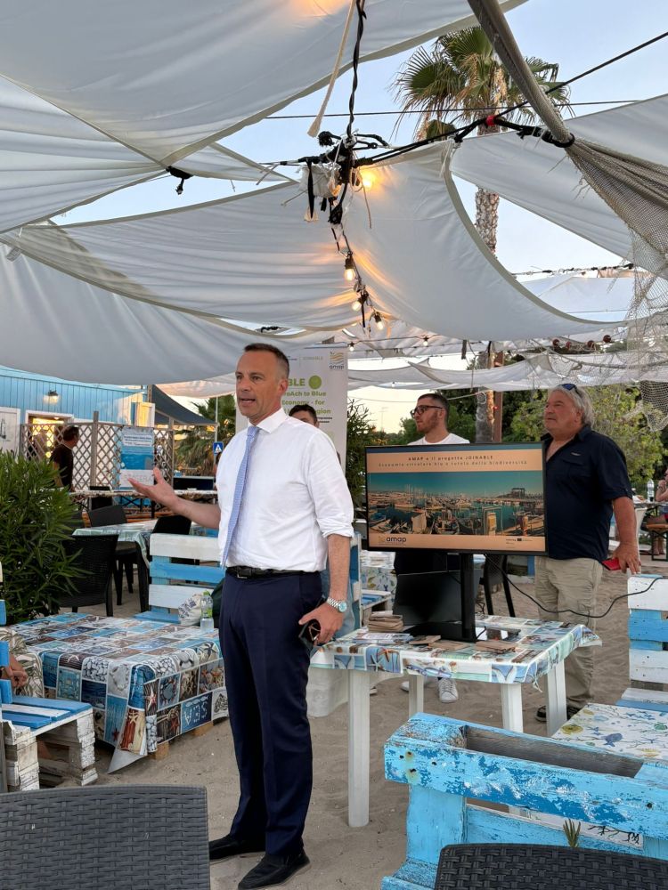 : L’intervento di Marco Rotoni, vice presidente di AMAP, in rappresentanza L'immagine ritrae il vice presidente AMAP Marco Rotoni mentre parla durante il suo intervento