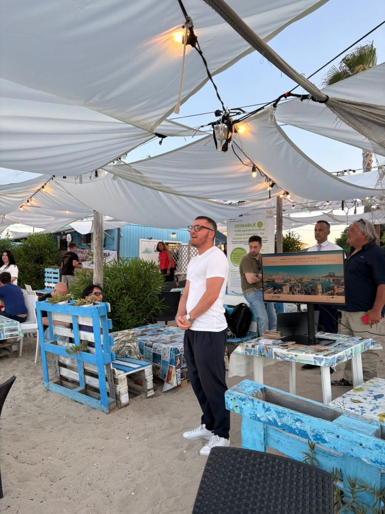 L’intervento di Marco Tombolini, Assessore del Comune di Porto San Giorgio L'immagine ritrae l'Assessore del Comune di Porto San Giorgio Marco Tombolini mentre parla durante il suo intervento
